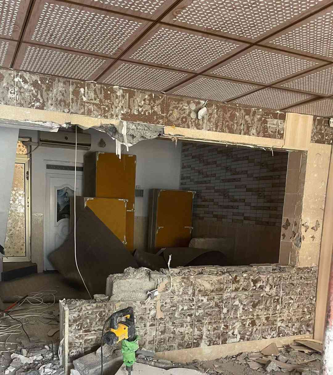 السلام عليكم نشتغل في ترميم المنزل وتقسيم المنزل الى منزلين ونعمل في بناء الاراضي والطابق الثاني وترميم كافة المنازل وتصفيط البادلو وتصعيد المواد وتنضيف المنازل وسعر مناسب الاستفسار اكثر للاتصال *********** واتساب موجود
