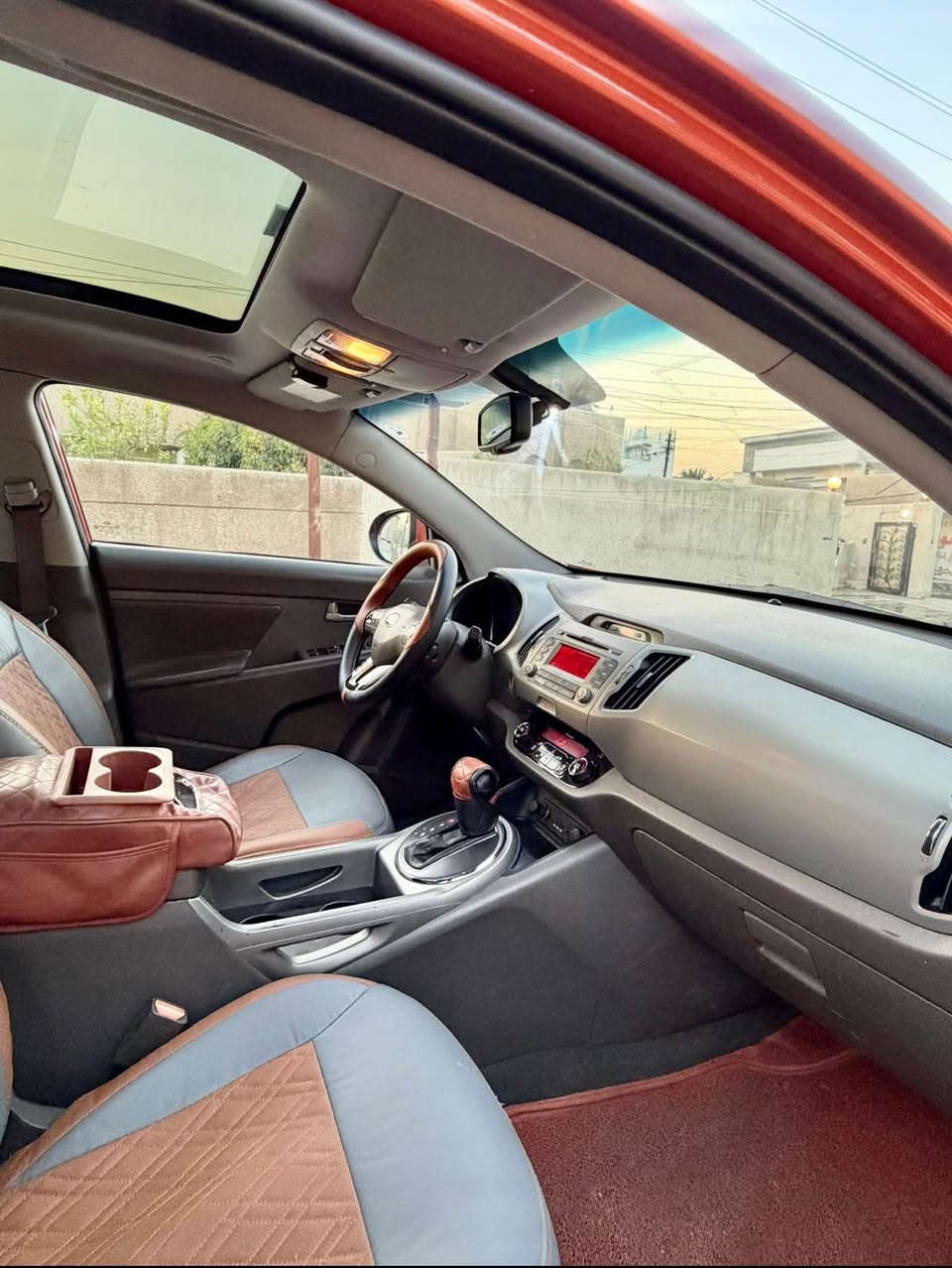 السلام عليكم سبورتج 2014 خليجي ١/١ فول مواصفات
مكينه 2000 دوش سياره جاهزه وجديده تحم تاير تبريد تدفئه حداديه ١٠٠٪؜ كفاله عامه 
ملاحضه ( سياره بأسم شركه حالياً ينطي فقط وكاله ) 
اني منزل من سعرها هواي لهل سبب ولكل تعرف اسعار هيج نضافه ولون وموديل وفول مواصفات سياره مابيها ضرر صبغ دعاميات واكو رش بقبق الجنطه بدون فتح 
سونار من ضمن المنشور ماشيه ١٧٨ الف حقيقي 
مكان سياره اربيل السعر 118 بيها مجال بسيط  
للاستفسار اكثر *********** بغداد, العراق
