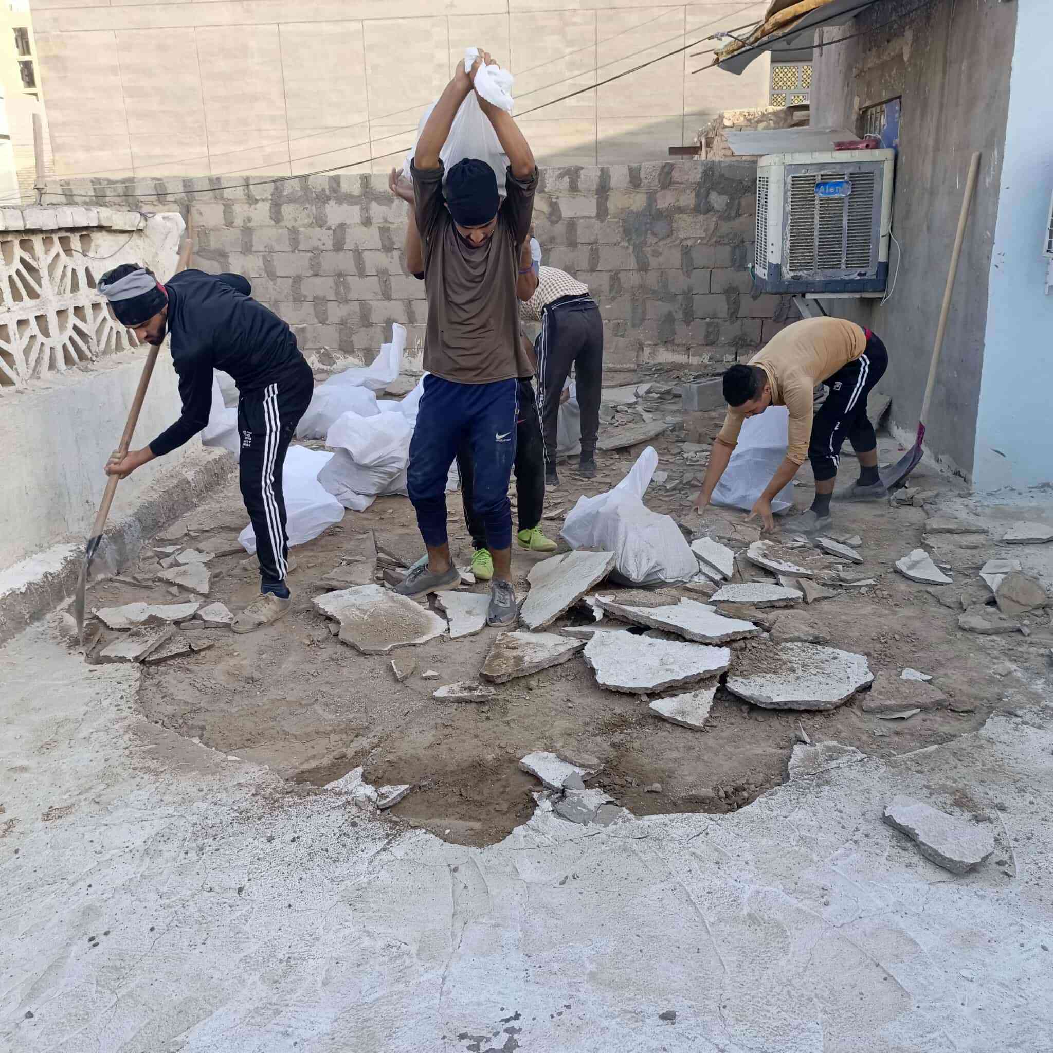 سلام عليكم  / يوجد كادر عمل جاهز/ تصعيد مواد/ تنضيف بيوت/ تفليش/ تكشيط/ تنضيف حدائق/ دفن نهري  / شقلنه ليل ونهار   /ومعداتنه جاهز/ ماعليك بس تصال على رقم  /     ***********
