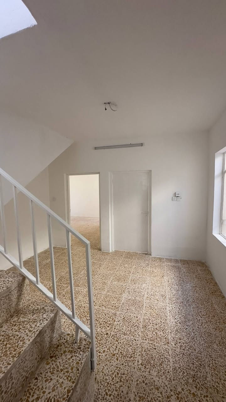 شقة للايجار في حي البريد
مساحة ١٠٠ متر طابق ثاني تحتوي على غرفتين وهول ومطبخ وصحيات
بناء قديم نظيف
بدل الايجار ٣٥٠ الف مع تامينات ٣٥٠

مكتب صفوان السنجاري 
***********
***********
