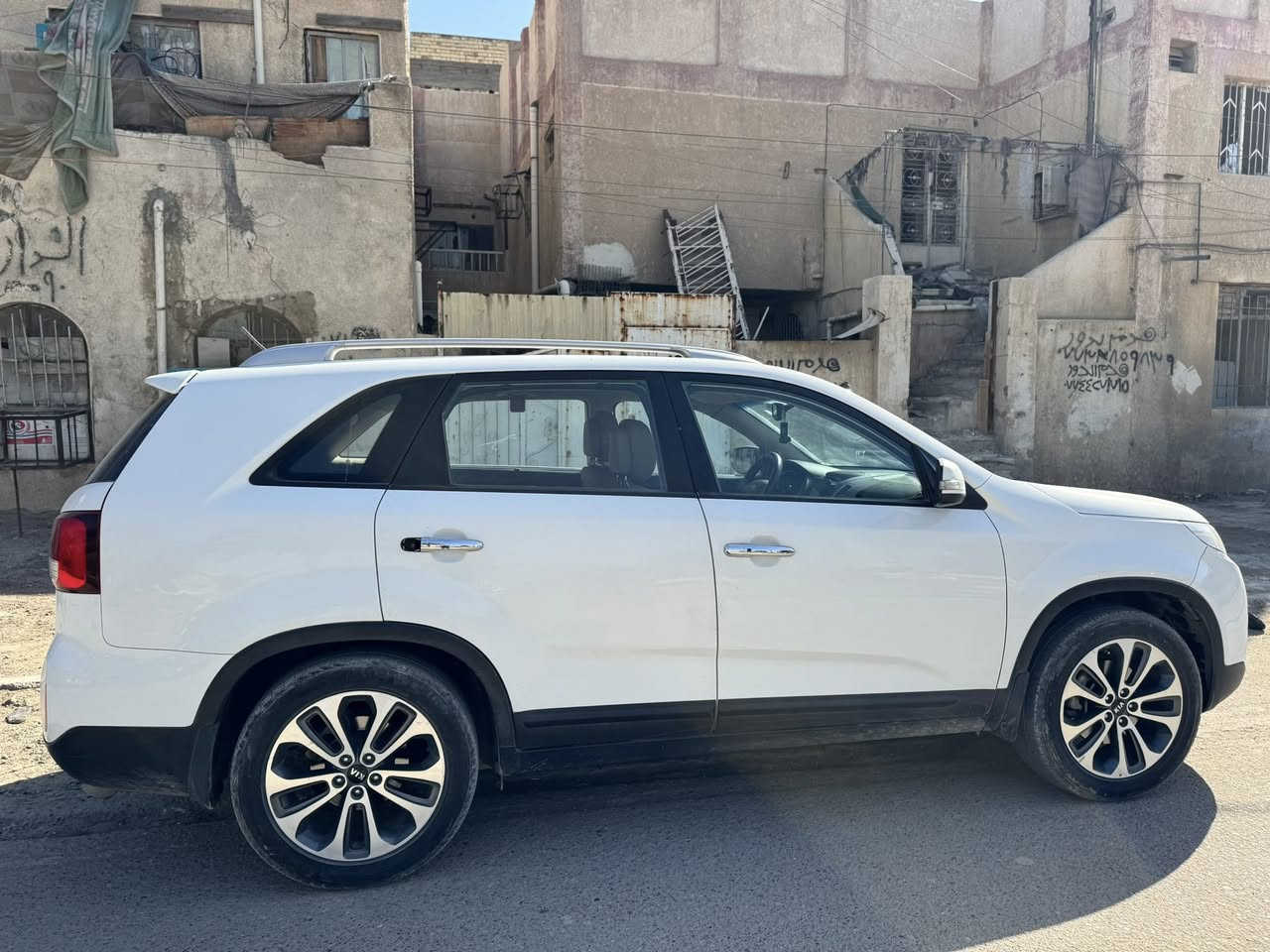 كيا سورنتو موديل2013
وارد خليجي حجم المحرك 4سلندر GDI
السيارة بيها قطعتين صبغ بدون اي ضربه ولا ايرباك 
السيارة ماشي 90 
مواصفاتها نص مواصفات تحكم ستيرن مانع انزلاق السيارة 7راكب 
السعر 153 وبيها مجال بسيط 
 
رقم صاحب السيارة *********** مكلف بل نشر
