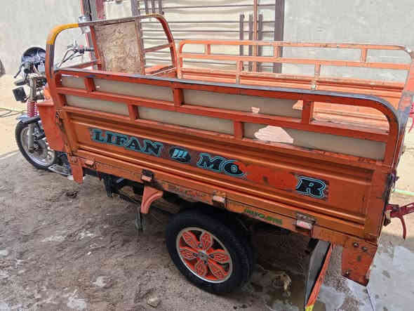 سلام عليكم ستوته فرس للبيع مديل 2016 رقم والسنويه منتهيه مكينه جديده صار شهر من شادينه السعر خاص باقي التفاصيل ***********
