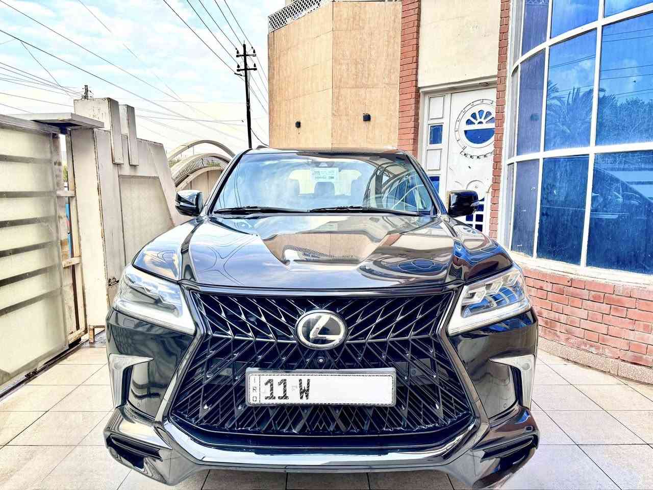 لكزس 2018 رقم بغداد فول مواصفات 1/1 
فتحة بصمة حساسات 
كامرات شاشات 
رادارات جكات 
كشنات كلها كهرباء وتدفئة تبريد
وباقي المواصفات المعروفة
جديدة بدون صبغ 
بيها PDR قليل بالباب 
كير محرك حدادية تخم تاير كلة جديد 
***********
