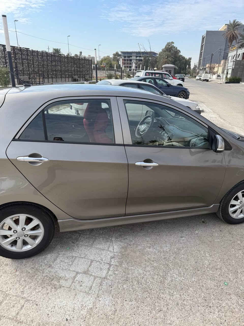 كيا بيكانتو ٢٠١٢
ماشية ٥٦ الف كيلو 
كامرة خلفية
اشاير مري 
تحكم ستيرن
جام اوتو 
السيارة كاملة انشالله تخم تاير جديد 
ومنضومة تبريد جديدة ومنضومة بانزين هم جديدة
رقم جديد وهزة جديدة وسنويتهة لل٢٠٣١ 
تحويلهة ربع ساعة 
السيارة بدون حادث فقط شخوط موضحة بلفديو 
مكانهة بغداد حي الجامعة
 رايدهة ب٩٠ وبيهة مجال 
*********** بغداد, العراق
