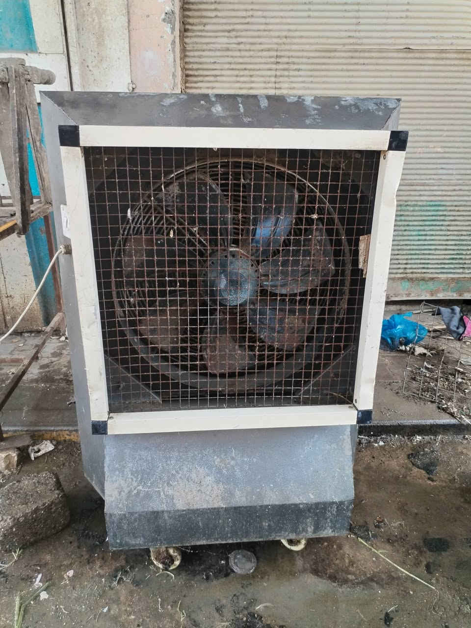 سلام عليكم مبرده حديد كبيره لبيع لسعر ٣٠٠ وبيها مجال عنوان لديوانيه سوق دجاج لرقم ***********
