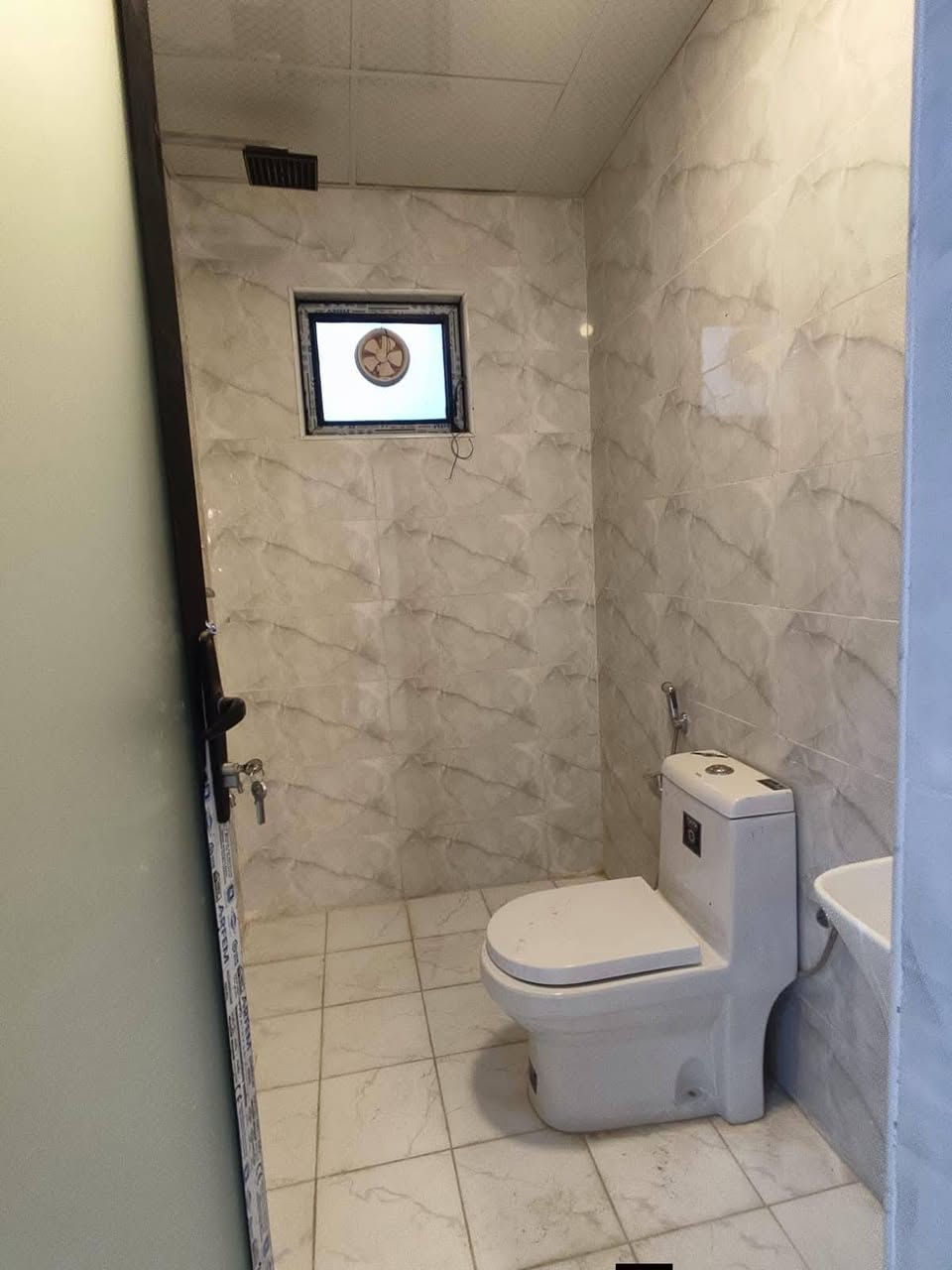 #لدينا_دار_للبيع مساحه 100 متر واجهه 6 وربع ونزال 16 طابو زراعي سند 25 قرار محكمه البيت يحتوي على2 غرف نوم وصاله وستقبال ومطبخ  العنوان بغداد الدورة مدخل البوعيثه مجمع العدل الثاني 
هاتف ***********
***********
