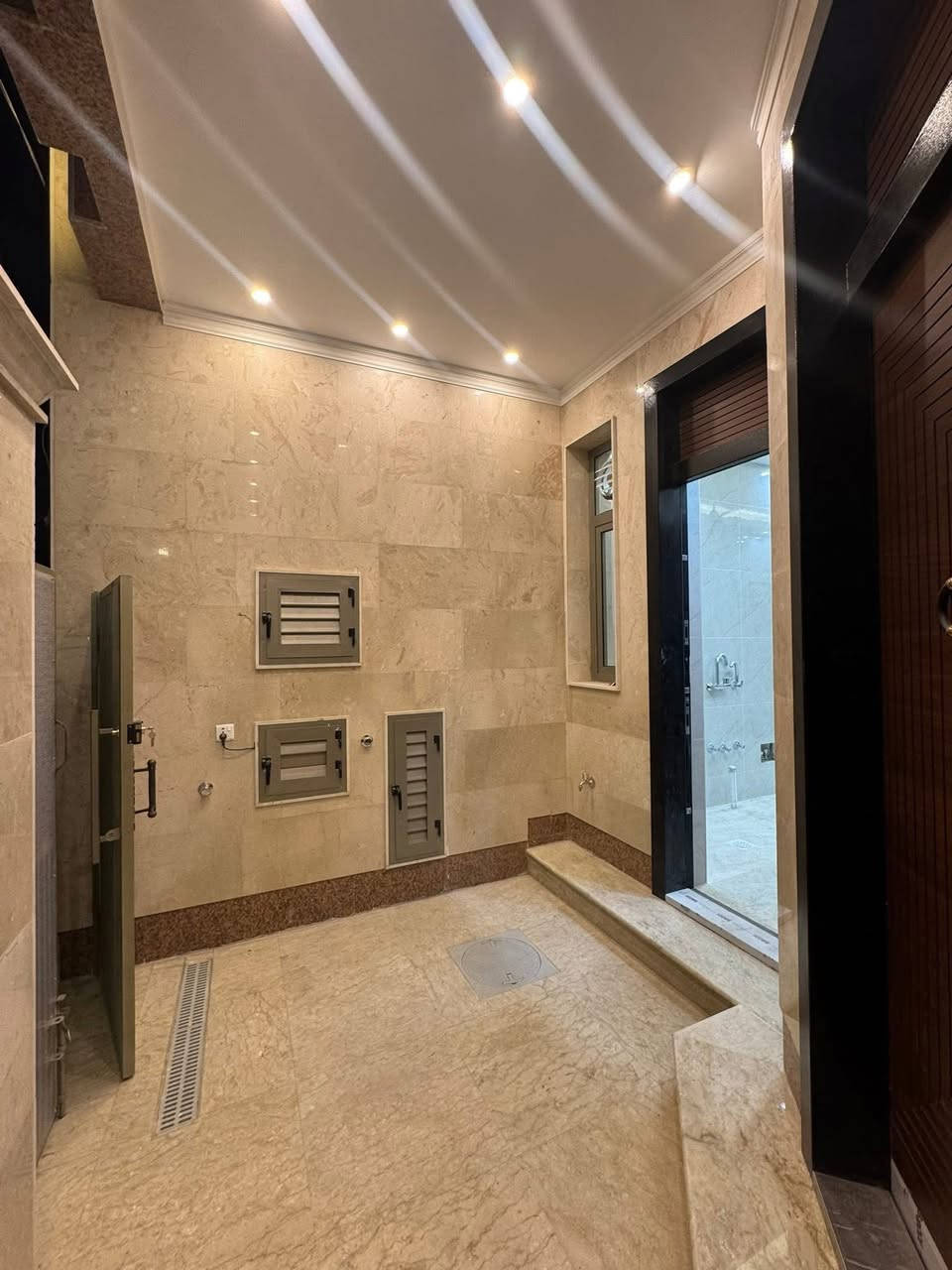 دار للبيع 🏘️ الموقع الغدير محلة 706 

المساحة 108 م واجهه 6 نزال ١٨ م 

الموقع : الغدير محله 706 

حالة البناء : بناء حديث غير مسكون  زيرو 

يحتوي الطابق لأرضي على استقبال ومطبخ وخدمات وصاله وغرفه نوم وخدمات ويحتوي الطابق الثاني على ٣ غرف نوم وخدمات 

((. للاستفسار مكتب القمه للعقار ))
عنوان المكتب / الغدير ساحه ميسلون /
بتجاه البلديات / فرع صيرفه المستقبل /
 للاتصال (( *********** ))
