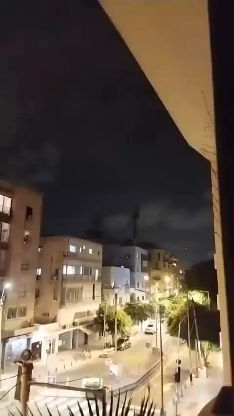 لحظة ضربة الصاروخية قوية وسط تل ابيب.


**إذا كنت صاحب هذا الإعلان وتريد حذفه لأي سبب، رجاءا أرسل رسالة إلى الدعم الفني**