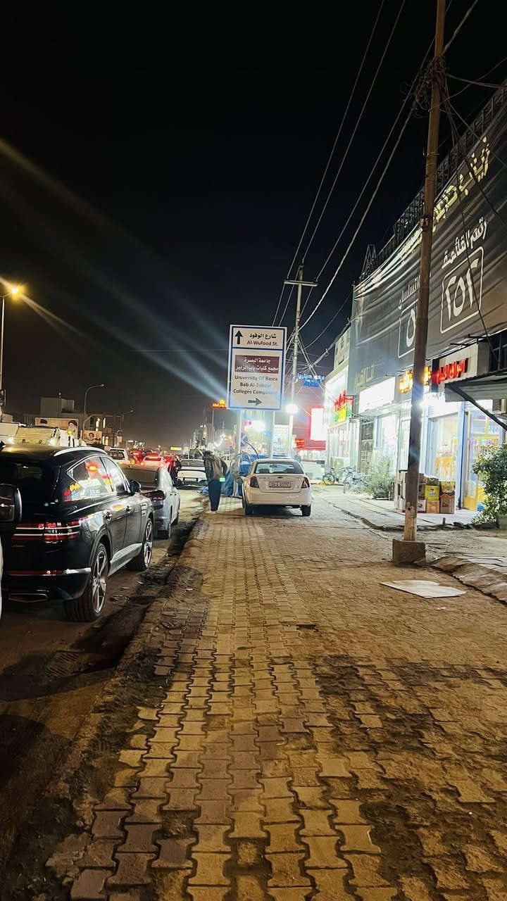 دار تجاري للبيع في منطقة المشراق الجديد قرب تقاطع المشراق مساحة الدار 400 متر مربع والواجهة 20 متر بلأضافة الى 80 متر فضلة خلف البيت نوع الطابوا ملك صرف تحويل بأسم المشتري سعر المتر 40 ورقة |للأستفسار *********** |#زين_المنصوري
