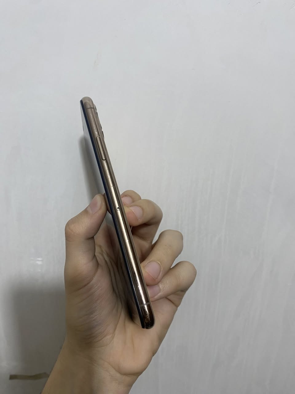 أيفون 11 برو ماكس ذهبي 
ذاكره 256 
النموذج M
البطارية 100 مبدل 
شاصي كلش نظيف كامرات اي خلل مابي كله شغال 
مبدل شاشة فقط اصلية كلش حلوه 
السعر ٢٨٥ وبي مجال 
عنواني بغداد مدينة الصدر ***********
