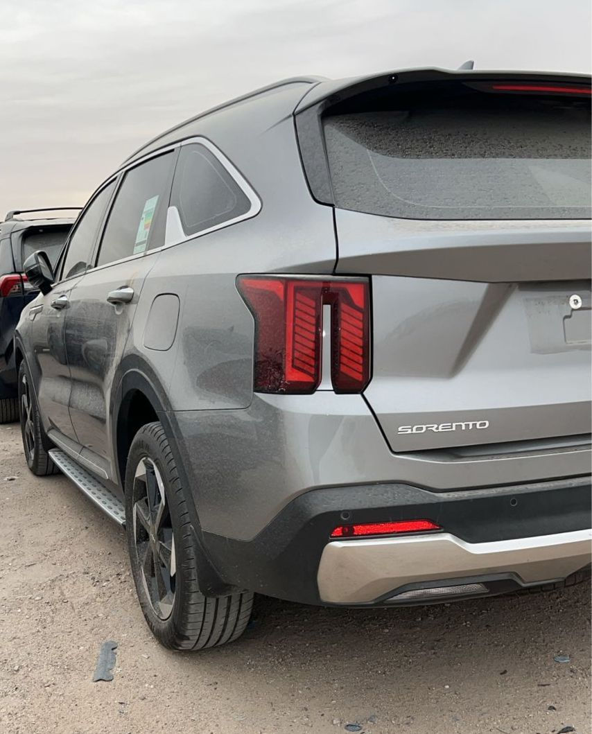 • •——————◤ ﷽ ◢——————•
💎 للبيع: كيا سورنتو 2025 - بحالة الوكالة () 💎
 (KIA Sorento) 
✅ المواصفات العامة:
• الموديل: 2025.
• ا(بوضع الشركة).
• المحرك: 6 سلندر (V6) - 
• السعة: 7 راكب (عائلية بامتياز).
✨ الميزات والإضافات:
• 🕹️ وضعيات القيادة: 4 وضعيات مختلفة لتناسب كل الطرقات.
• 💡 الإضاءة: إنارة محيطية (Ambient Lightin) 
• 📦 الصندوق: فتح وإغلاق كهربائي (Smart Tailgate).
• 🛡️ نظام الحماية: حساسات أمامية وخلفية
• السيارة موجودة بسفوان بدون كمرك ترهم على كتاب الشهداء
💰 السعر :  288
  استلام مباشر تريد واصله مكمركه لمحافضتك انته بل يعجبك
📞 للتواصل: 0788662733=
*********** واتساب متوفر
