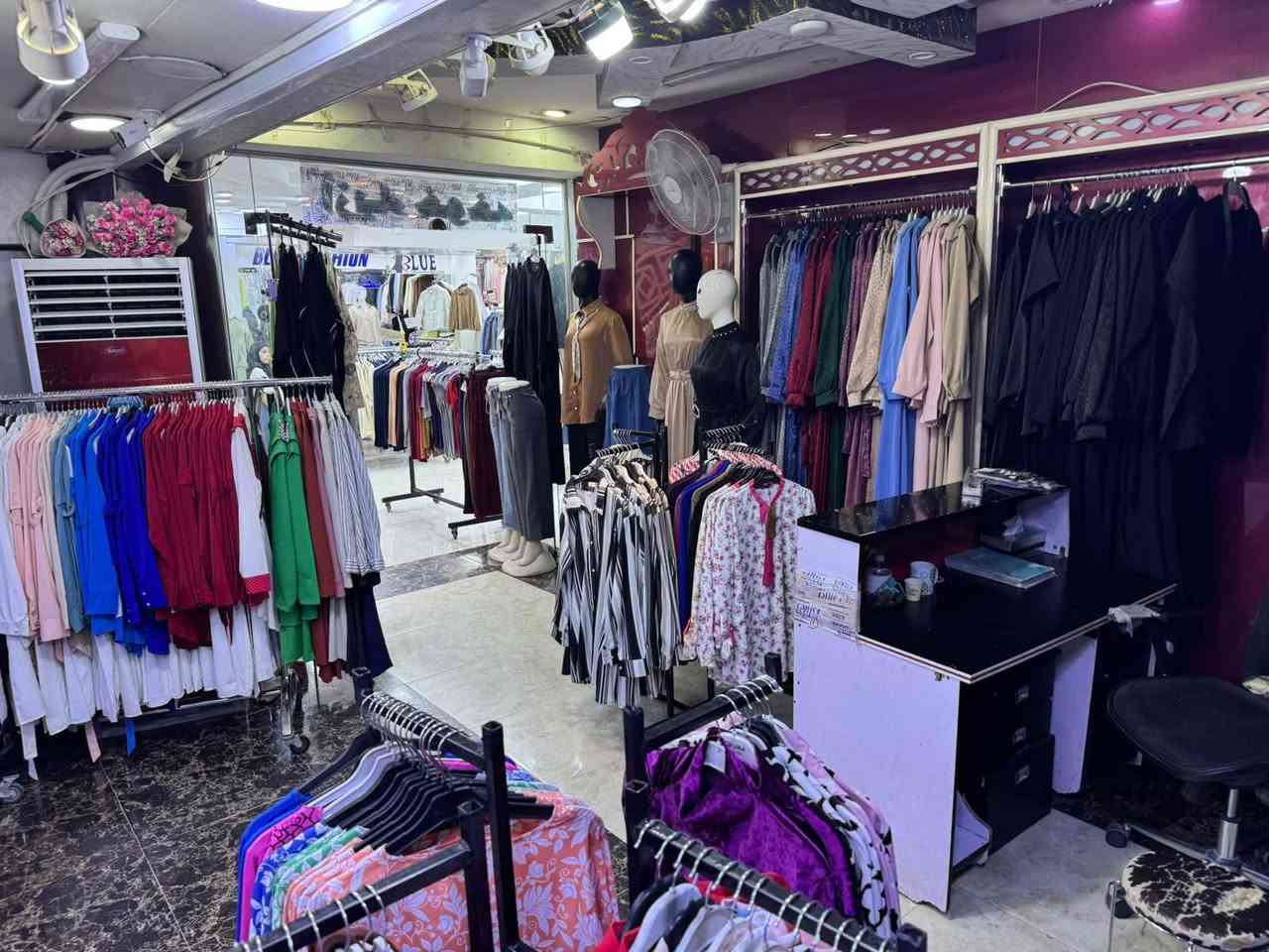 محل ملابس نسائي للبيع مع البضاعه الموقع شارع 40 سبب البيع عدم التفرق ***********
