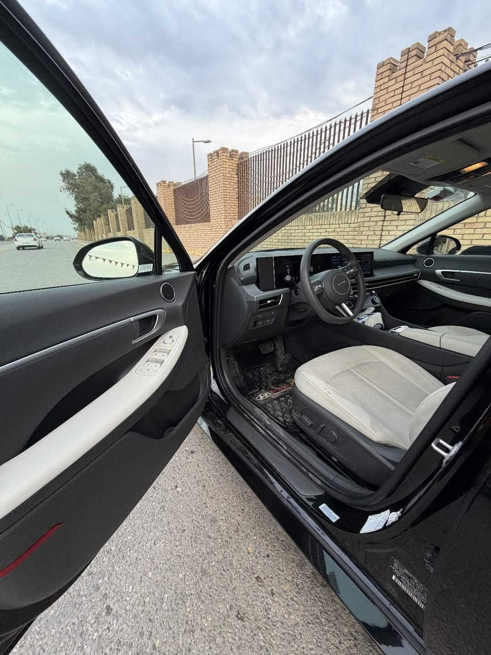 سلام عليكم 
سوناتا 2025شهداء
سياره ماشيه 30الف km 
فول ما عده لفتحه 
تشغيل عن بعد 
مكينه وكير مكفولات 
تبريد ثلج 
تخم تاير جديد 
ردار امامي 
قياده ذاتيه 
محرك 2500GDi
اضائه LEDامامي وخلفي 
رقم مميز 
سياره كلش نضيفه ودواخل نضيفه 
حادثه دعاميه لخلفيه فقط 
سعر سياره 192بيه مجال بسيط 
مكان سياره كوت مركز لمدينه 
***********
