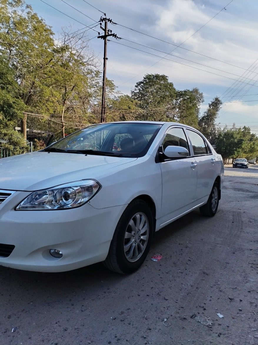 سلام عليكم للبيع سيارة بي واي دي 
  G3 2013 سيارة نضيفة  
سيارة مابيهة اي نقص كهرباء كولة شغال تبريد 
سنوية بسمي رقم نكليزي اي غرامة ما عليهة مكان بغداد 
سعرهة ب 58 وبيهة مجال ***********
