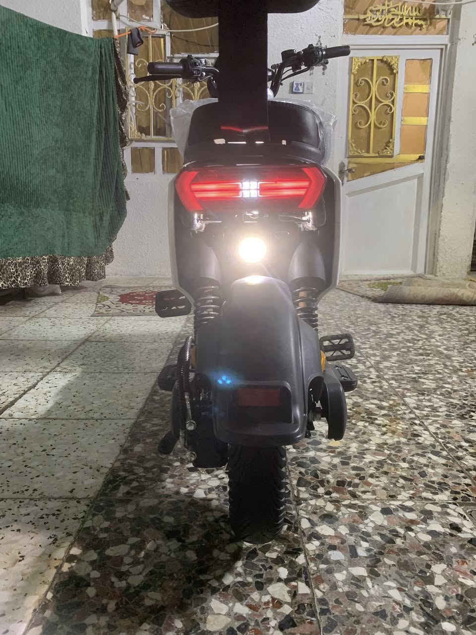 السلام عليكم دراجه شحن R900 للبيع شركه الريان ما صاله اهواي من طالعه من المعرض خمس بطاريات اكبار شرط الفحص بيه نظام R رجوع للخلف وبيه يو اس بي وبيه اسويجين وثنين ريموند وسله وياهه وشاحنه يعني بعدهي جديده السعر 475 رقمي *********** كربلاء ( طالعه من المعرض ب 800)
