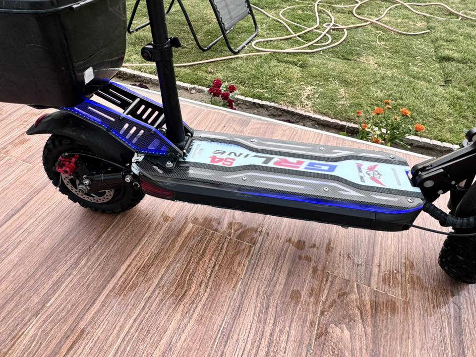 اقل من نص السعر    500 الف بس 
بلادي ونظيف جدا 
ماشي فقط  1208 كيلو  فقط 

مشتري 900$ قبل فتره من شارع فلسطين 
حالياً ابيع 500 بس 

المواصفات الأساسية لهذا السكوتر
• المحرك: 500 واط (Brushless Motor).
 • البطارية: 48 فولت ليثيوم.
 • السرعة القصوى: تقريباً 40 – 45 كم/س.
 • المدى بالشحنة الواحدة: حوالي 35 – 45 كم حسب الوزن والطريق.
 • وقت الشحن: تقريباً 6 – 8 ساعات.
 • حجم العجلات: 10 إنش هوائية.
 • الفرامل:
 • ديسك أمامي
 • فرامل كهربائية خلفية
 • التعليق (المساعدات): أمامي وخلفي لامتصاص الصدمات.
 • الحمولة القصوى: حوالي 120 – 150 كغم.
 • الوزن: تقريباً 18 – 22 كغم.

المميزات 
 • مقعد مريح قابل للفك.
 • صندوق خلفي للتخزين.
تحب ترفع الصندوق الخلفي  عادي جداً هذا اني مخلي علمود المسواك 
 • مساعدات أمامية قوية.
 • إضاءة LED جانبية للزينة والرؤية الليلية.
 • قاعدة واسعة للوقوف.

✅ هذا السكوتر مناسب للتنقل داخل المدينة أو المشاوير القريبة، ويعتبر من السكوترات القوية مقارنة بالسكوترات الصغيرة العادية.

موجود في مجمع البدور 
***********
