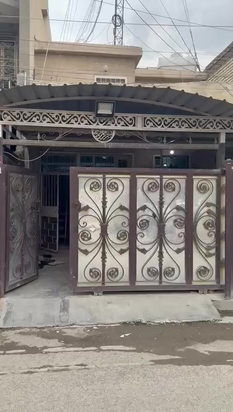 السلام عليكم
بيت للايجار زعفرانيه خلف جامع الصدرين قريب على شارع العام
تفاصيل 
غرفتين ومطبخ وصحيات الطابق الثاني غرفة ومخزن طارمة تاخذ مكان سيارة. 
 للاستفسار الاتصال على الرقم ***********
