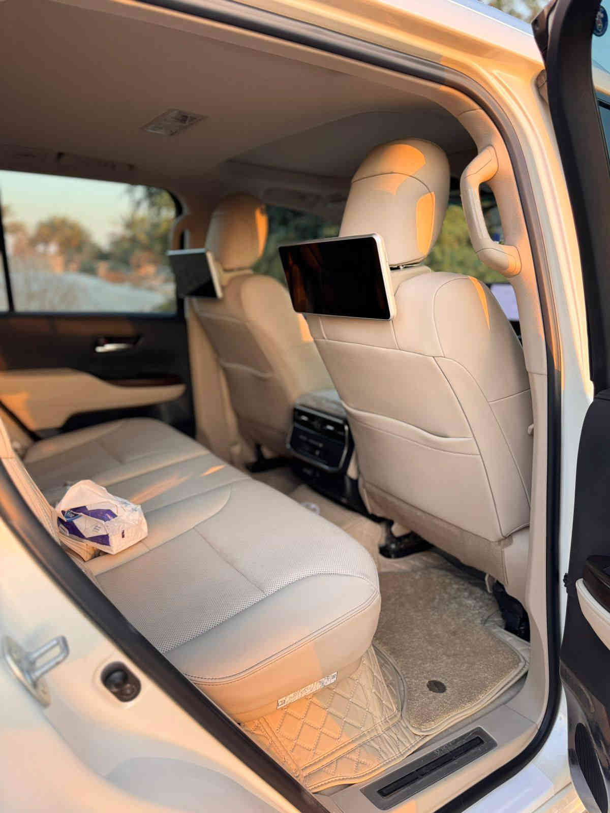 السلام عليكم  لاندكروز 2022ساز  اصلي فول مواصفات 1/1 السياره جديده مكفوله كفاله عامه من كلشي حته شخوط مابيها
 رقم اربيل  بسمي  تحويل او وكاله التريده 
باج تضليل بيها 
ماشية 30 الف حقيقي شرط ع الفحص
السياره جديده بمعنى الكلمه
اللون ابيض صدفي
محرك 4000 تنفس طبيعي
‏‎ مواصفات/ 
كشنات جلد 
كشنات كهرباء
سلايت روف 
فور ويل 
خمس بصمات
شاشات 3 تطبيق
كشنات تبريد
جنطه كهرباء 
8 ايرباك
اشاير مري
زراك لايت
حساس امامي خلفي
تبريد ثلاث قطع 
ثلاجه
‏‎تحكم استيرن 
مري قلابه
مري شفط
زراگات لايت 
طفايه
الى اخره مواصفات الساز  المعروفه
السياره معروضه 65000دولار
6 شدات و 50ورقه
‏***********
المكان بابل
مكلف بالنشر فقط
