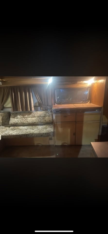 السلام عليكم بيت الماني سياحي متنقل اوراقه اصوليه وين متحب اطلع بي طباخ سنك مغسله حمام تواليت دوش ثلاجه كنتور جزامه كاونتر قماره بانوراما فتحات تهويه بلقماره تدفئه غرفه نوم معزوله اباب سلايد تاخذ نفرين وغرفه استراحه تاخذ 6 نفرات شبابيك كلهن جدد وقابله للفتح والغلق مع بردات وناموسيه مكانه بغداد جاهز من كلشي للاستفسار  ***********
