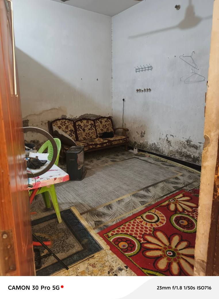 دار للبيع 
العنوان بغداد / أطراف مدينة الصدر /حي طارق /فرع محطة ابن سينا المتروكة  
المساحة ١٠٠ متر مربع 
يحتوي على غرفتين واحدة بالطابق الارضي واحدة بالسطح 
+مطبخ+صالة+استقبال+حوش+منور+مخزن صغير +صحيات وحمام خارجيات 
السعر ٥٠ وبي مجال للطيبين 
‏‪***********‬‏ بغداد, العراق
