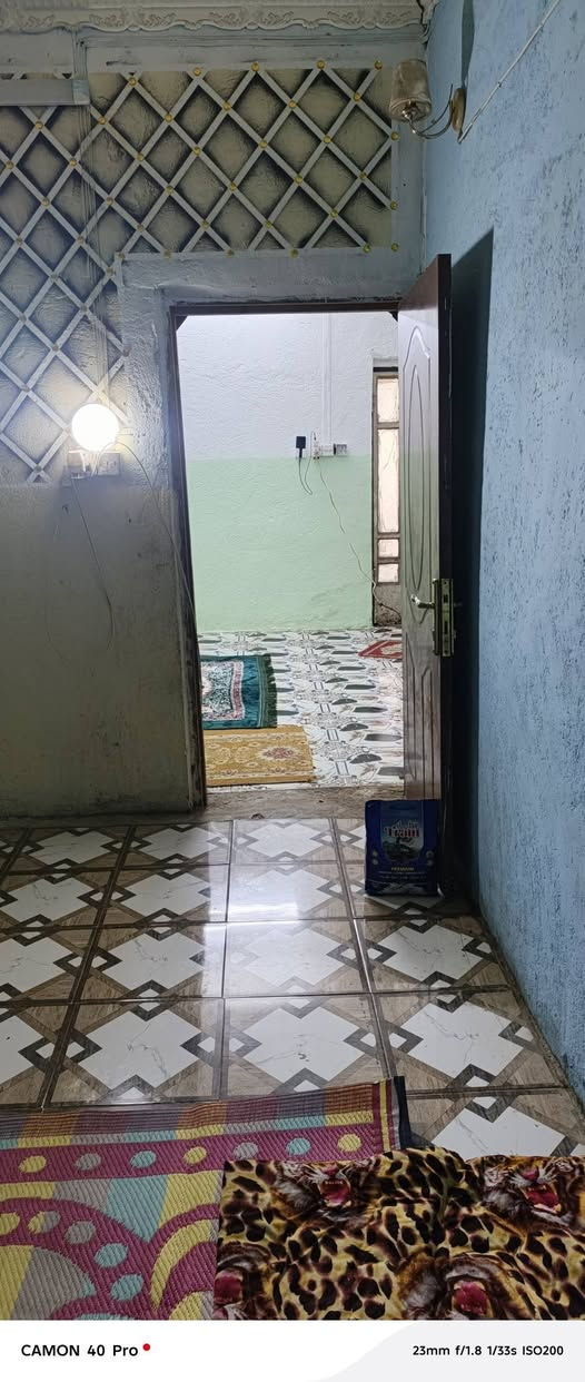 بيت للبيع المساحة ١٦٠متر غرفتين وصاله استقبال ومنور وطارمه قرب مدرست الشيعي ***********
