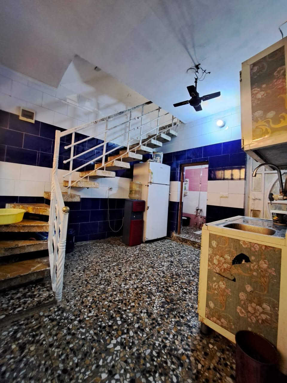 عندي بيت رهنيه 50متر قاطين
مدخلين استقبال و مطبخ حمام توليت داخلي وخارجي غرفه نوم كبيره 
البيت جديد وجاهز للسكن رهنيه 20 مليون واجار 100الف 
وقابل للتفاوض *********** بي واتساب 
العنوان الشعله شارع ابو طياره الشارع مقرنص
