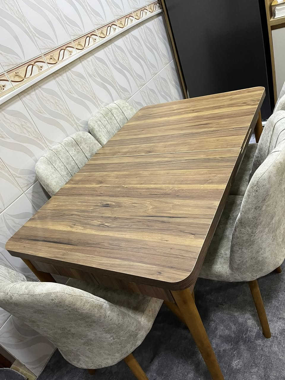 بۆ فرۆشتن: مێز و کورسی نانخواردنی ٦ نەفەری (مۆدێلێکی زۆر شیک و خاوێن و
زۆر پاک و کەم بەکارھاتووە)

تایبەتمەندی: مێزەکە دەکرێت بە ٤ نەفەریش (بچووک دەکرێتەوە)، قاچی مێز و کورسییەکان دارن.

نرخ: ١٦٠ هەزار و کەمێک مەعامەلە.

شوێن: سلێمانی

پەیوەندی: [ *********** ]
