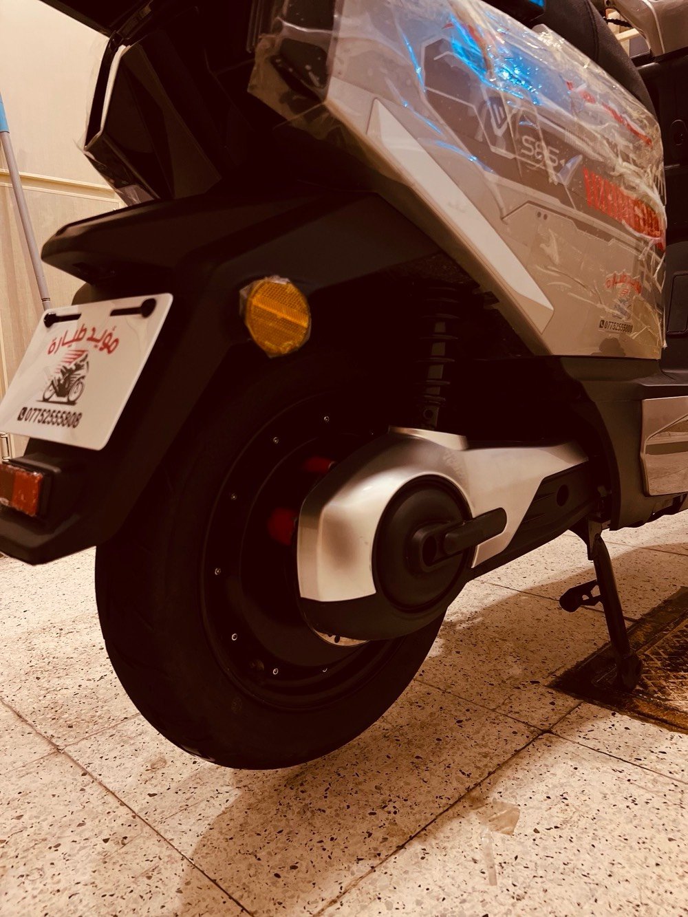 دراجة كهربائية جديدة، موديل حديث ومميز، لون فضي مع أضوية LED أنيقة توفر قيادة ليلية مريحة. تصميم مدمج وسهل التحريك في الشوارع الضيقة، مثالية للاستخدام داخل المدينة. تحتوي على صندوق خلفي كبير للتخزين.