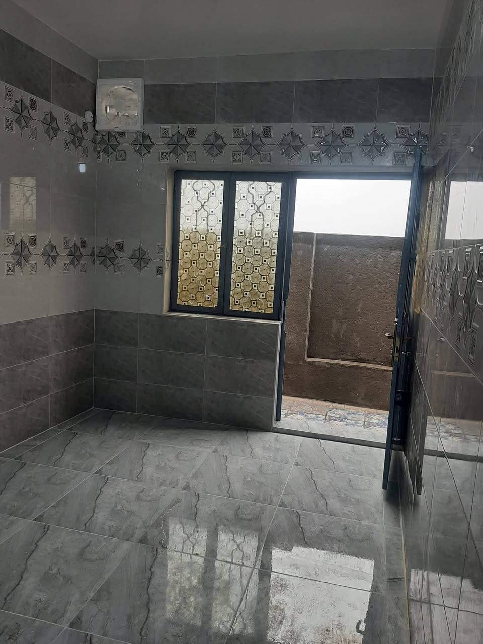 سلام عليكم شقه الايجار جديده مكانها حله شارع 80 حي المعلمين مقابل حلويات مازن ماستر الاستفسار عل رقم ***********بي واتساب
