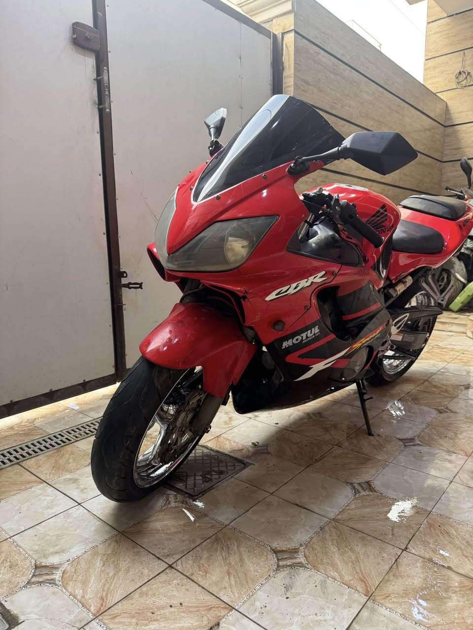 سلام عليكم
honda f4i للبيع 
دراجة رقم  بغداد باسمي تحويل ثاني يوم✅ 
الدراجة مثل مموضح كاملة مابيهة نقوصات 
مكينة جدا ناعمة مكفولة كفالة عامة كهربائيات ميكنه كير كله بلادي 
اكو ملاحظات بالكفرات موضحهة بالصور 
عليهة ويالة كروم اصل مراية الويل 👌🏻
مكاني بغداد الدورة سعر 38$ ومجال بسيط


**إذا كنت صاحب هذا الإعلان وتريد حذفه لأي سبب، رجاءا أرسل رسالة إلى الدعم الفني**