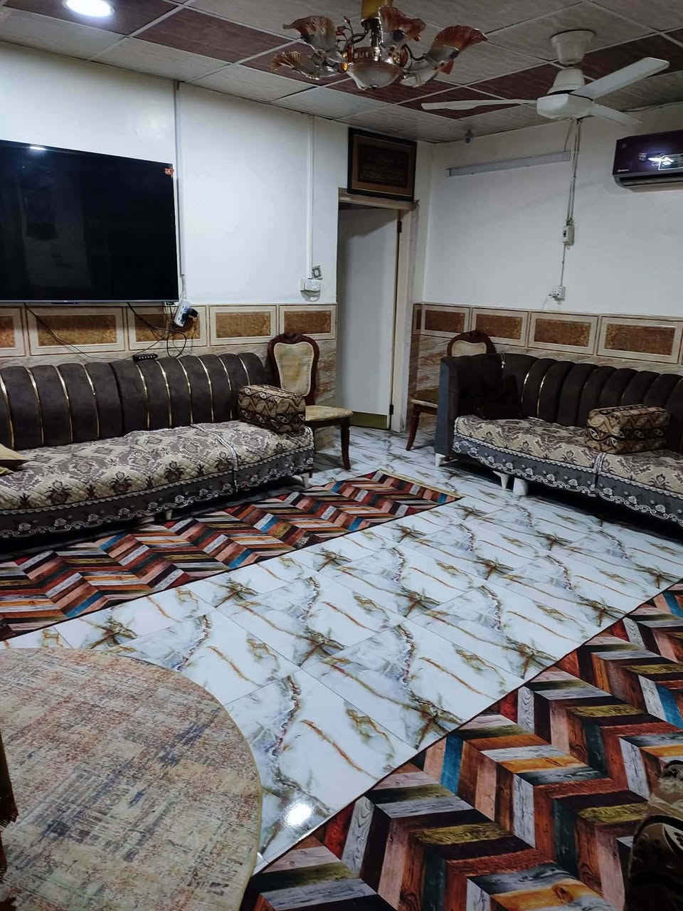 بيت في حي الموظفين .المنطقه المقابله لمعمل المطاط قرب الجسر الجديد .مساحه 300متر ركن امامه ساحه وحديقه مسيجه خارجيه مطلوب للدوله 25 مليون طابقين ثلاث غرف واستقبال كبير 7*4 وصاله كبيره 6*5ومطبخ كبير 3*6 وطارمه تسع لسيارتين وحديقه كبيره وصحيات خارجيه وداخليه ومخزن كبير . السعر باليد145 والطلب 25مليون للدوله كل سنه مليون و100على المشتري .بيت مرتب ومنطقه هادئه كلهه موظفين والشوارع الداخليه مبلطه والخارجيه على ابواب الاكتمال .الشراي يتصل على الرقم ***********
