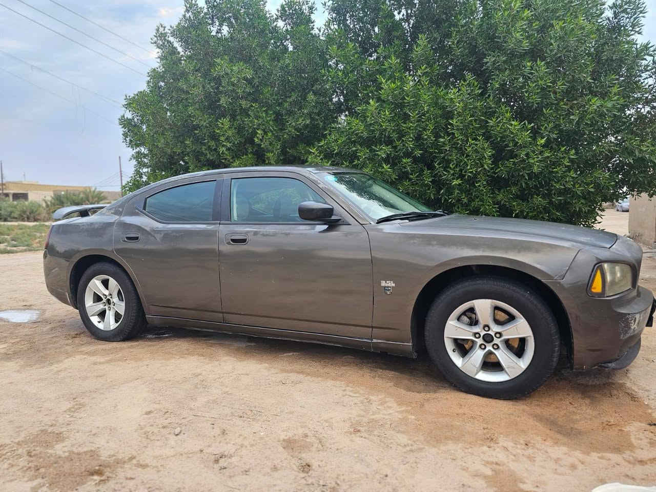 السلام عليكم جارجر 2009 رقم بغداد باسمي مكفوله وجاهزه مكينه كير تبريد تدفئه حداديه  تايرات السعر 105وبيها مجال مكان السياره ناصريه الشراي يتصل ويدلل ***********
