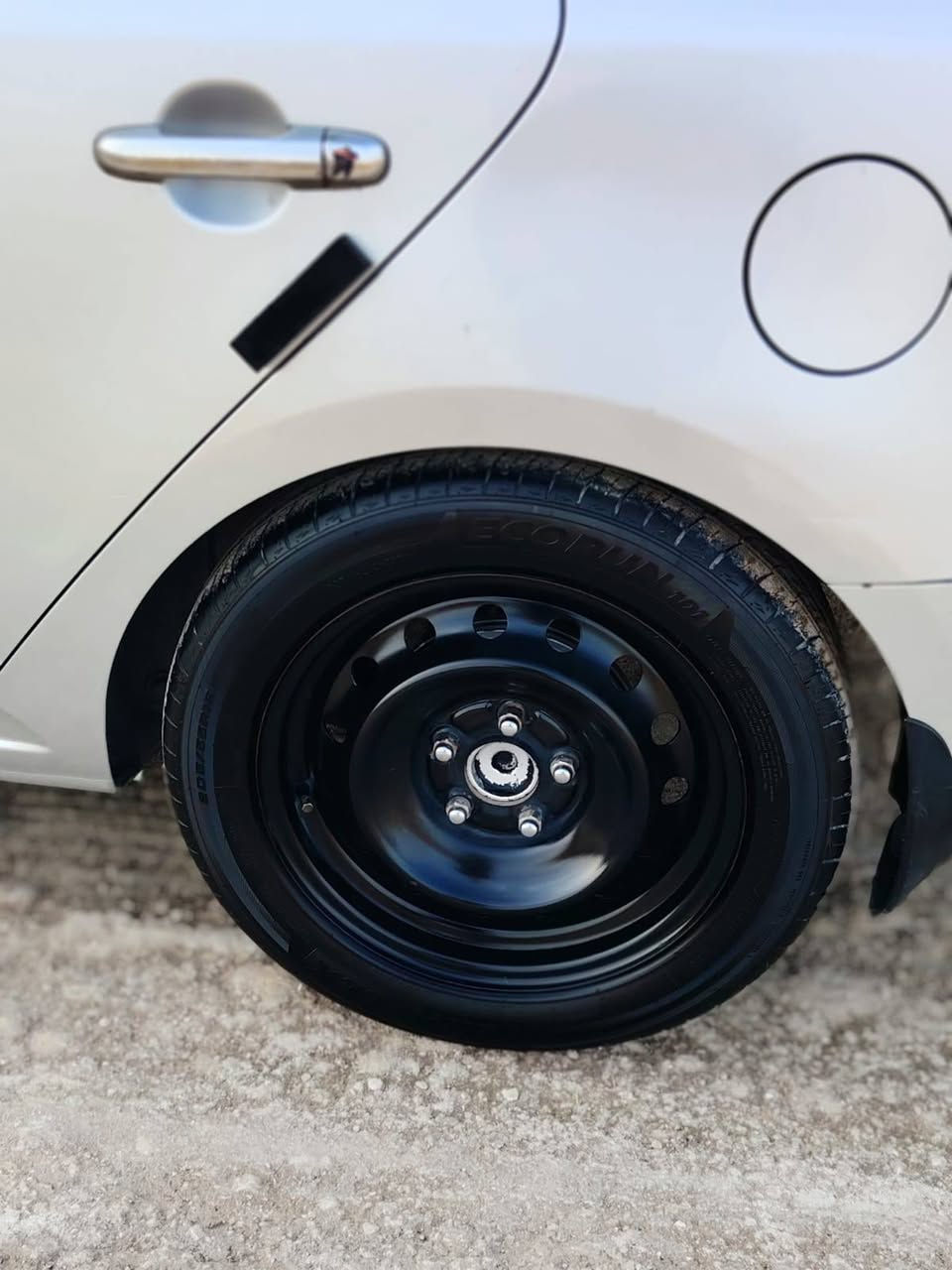 السلام عليكم سيارتو موديل 2012كفاله عامه فقط بوارد بسيطه  رقم بغداد الجديد سياره بأسمي تحويل ثاني يوم السياره جاهزه مناقصهه شي كير مكينه مكفولات تبريد شغال السياره خير من الله تخم تاير جديد العنوان بغداد قرب جسر المثنى السعر 107وبي مجال بسيط للشراي 
هـ:***********
