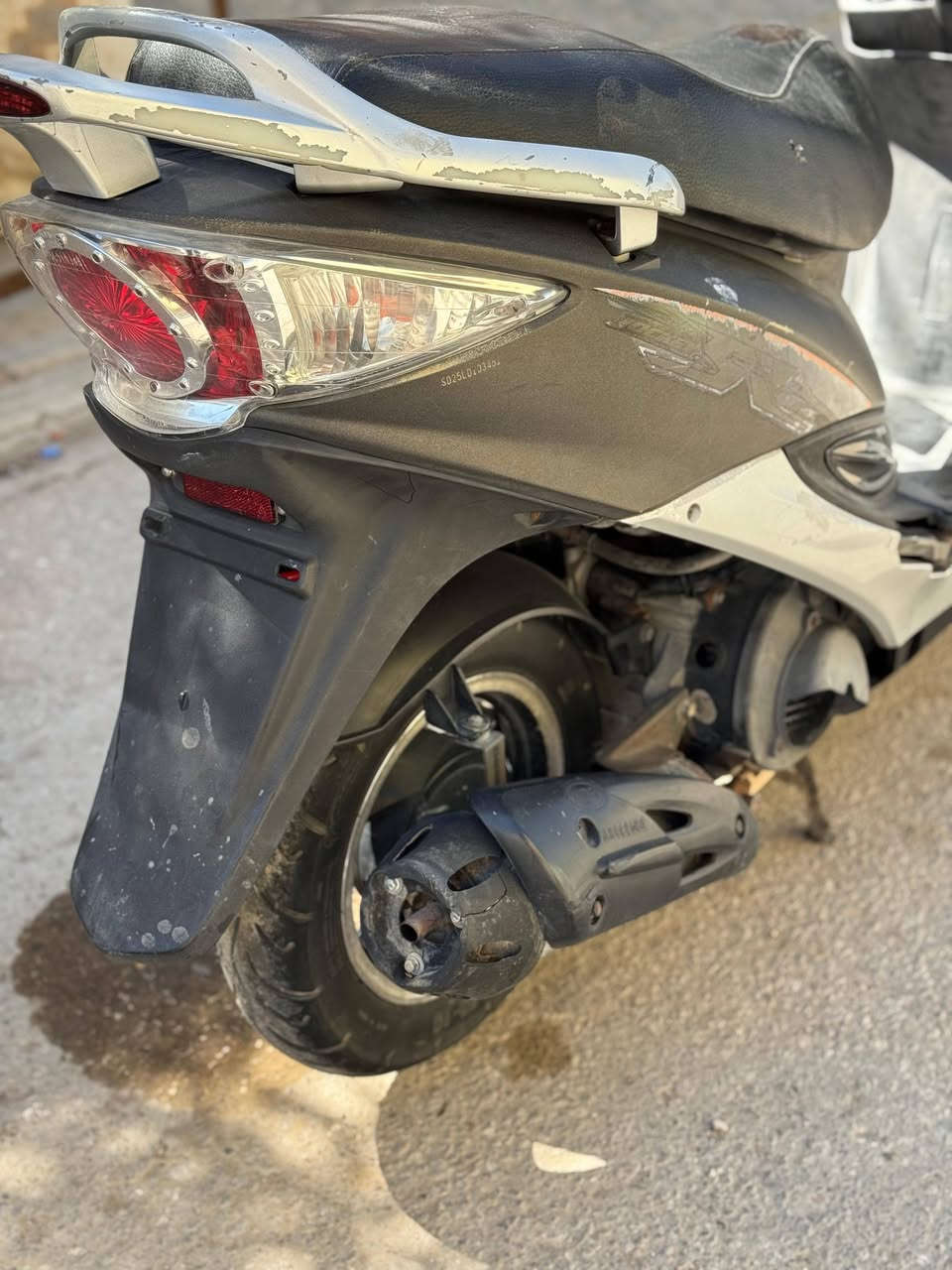 السلام عليكم دراجة كامكو جي فور مال حاوية مكفولة كفالة عامة من طول لطول كلشي بية شغال اي نقص مابية محرك مامفتوح السعر 550 وبية مجال لشراي يتصل مكاني نجف ***********
