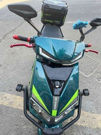 عندي دراجه للبيع نقصها كفر امامي وويل امامي مضروبه شغاله بصمه وباركورد...