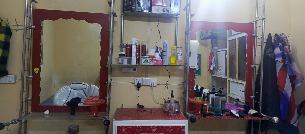 سلام عليكم غراض حلاقه البيع ميز عدد 2كراسي عدد 2 مروحات عدد 2/%الستفسار ***********
