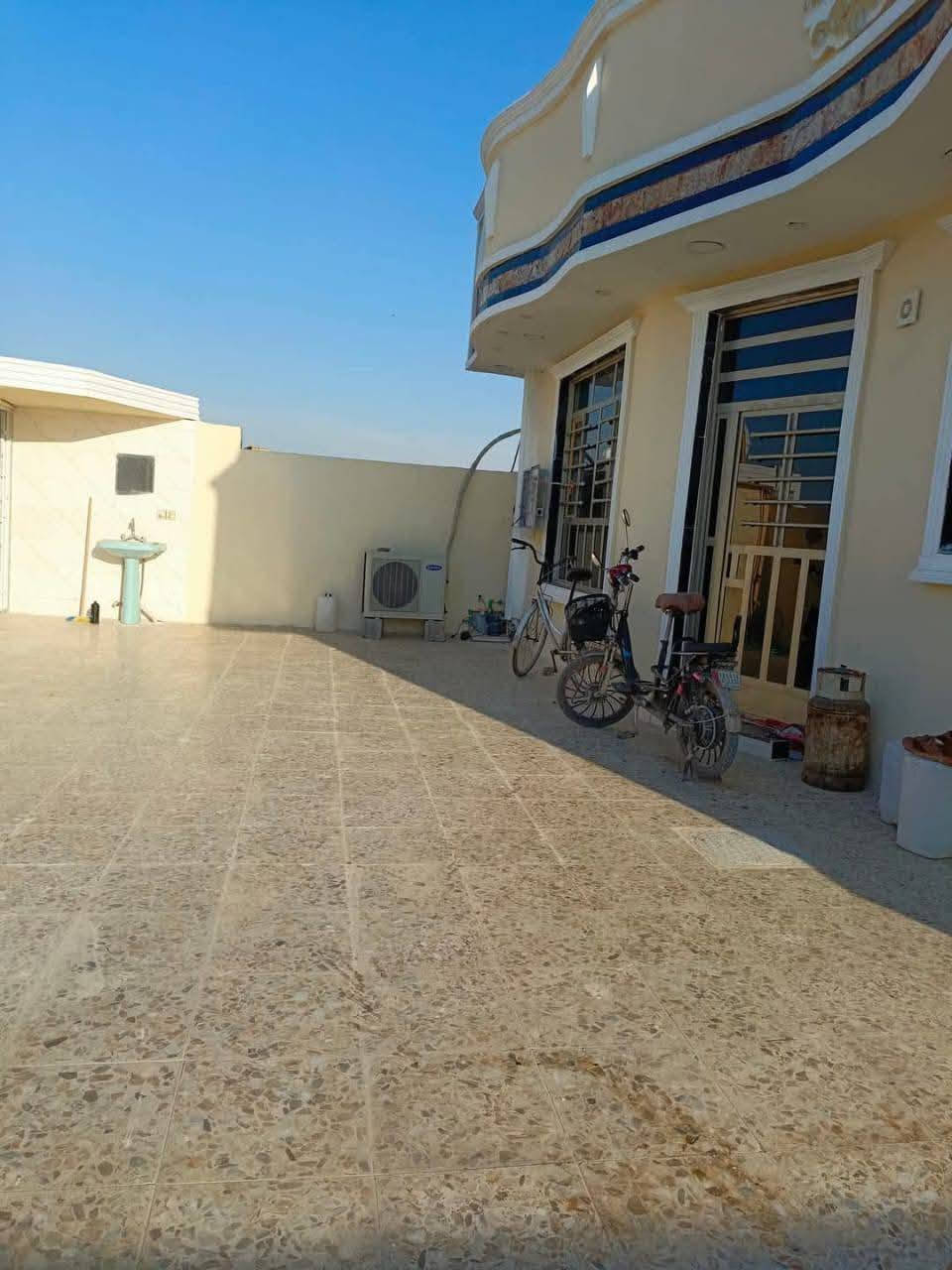 بيت للبيع زراعي 117
المساحة 250 بناء جديد  4 غرف
الطابق الاول 2 غرف + صالة + استقبال + مطبخ + حمام 
الطابق الثاني 2 غرف + صالة + حمام 
مكاني بغداد المدائن مقابيل قاعة اوسكار
للاستفسار ‏ *********** ‏ واتساب
