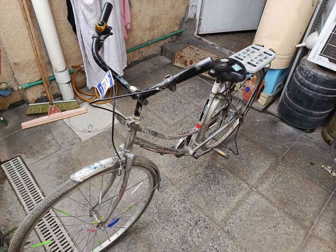 السلام عليكم بايسكل بناتي ياباني حجم ٢٧ للبيع كامل سعره ب١٠٠ مكاني بغداد البياع الاتصال ***********
