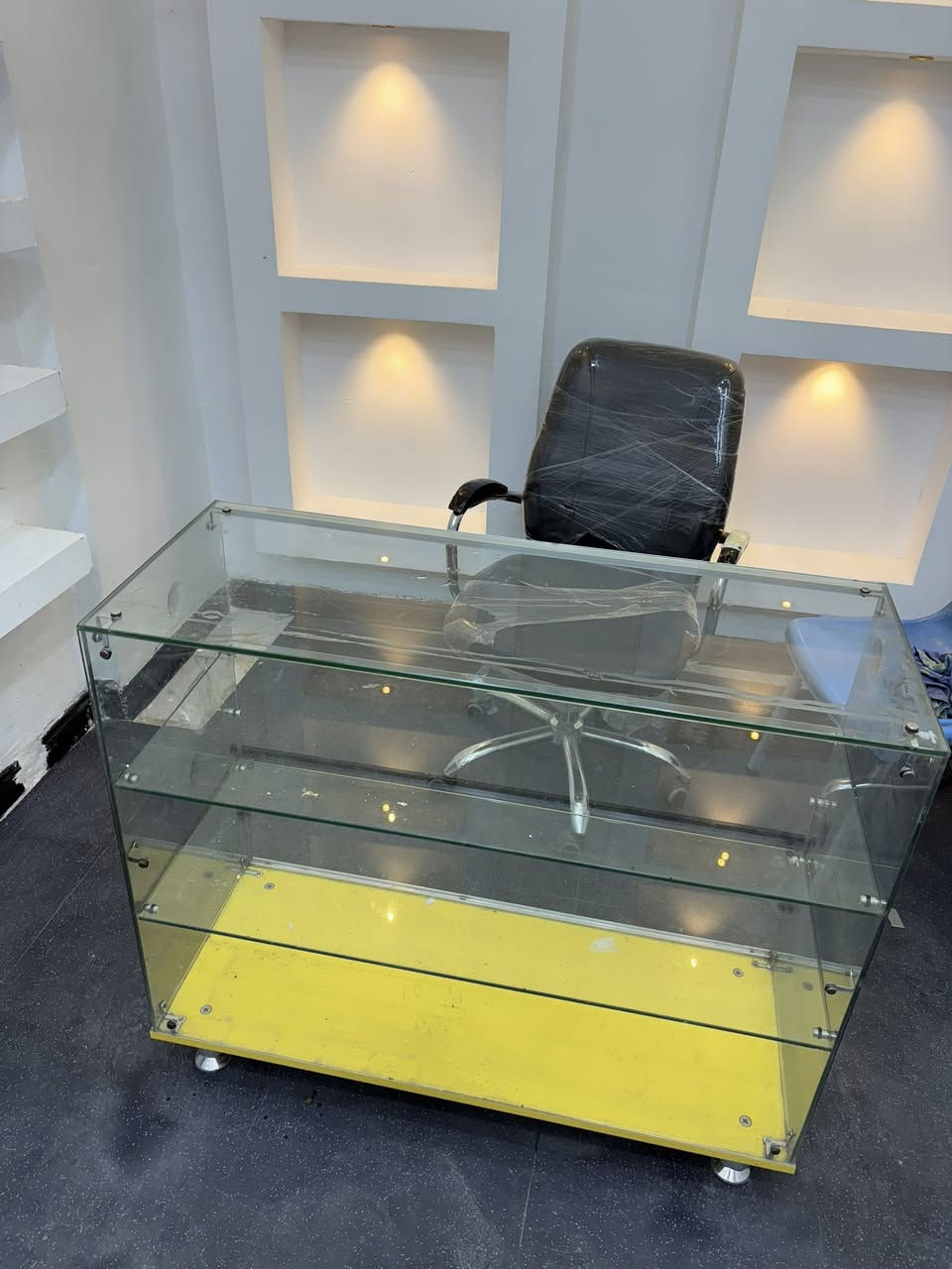 السلام عليكم فاترينه جديده للبيع ب90 وبيها مجال شي قليل مكان الشعب ***********
