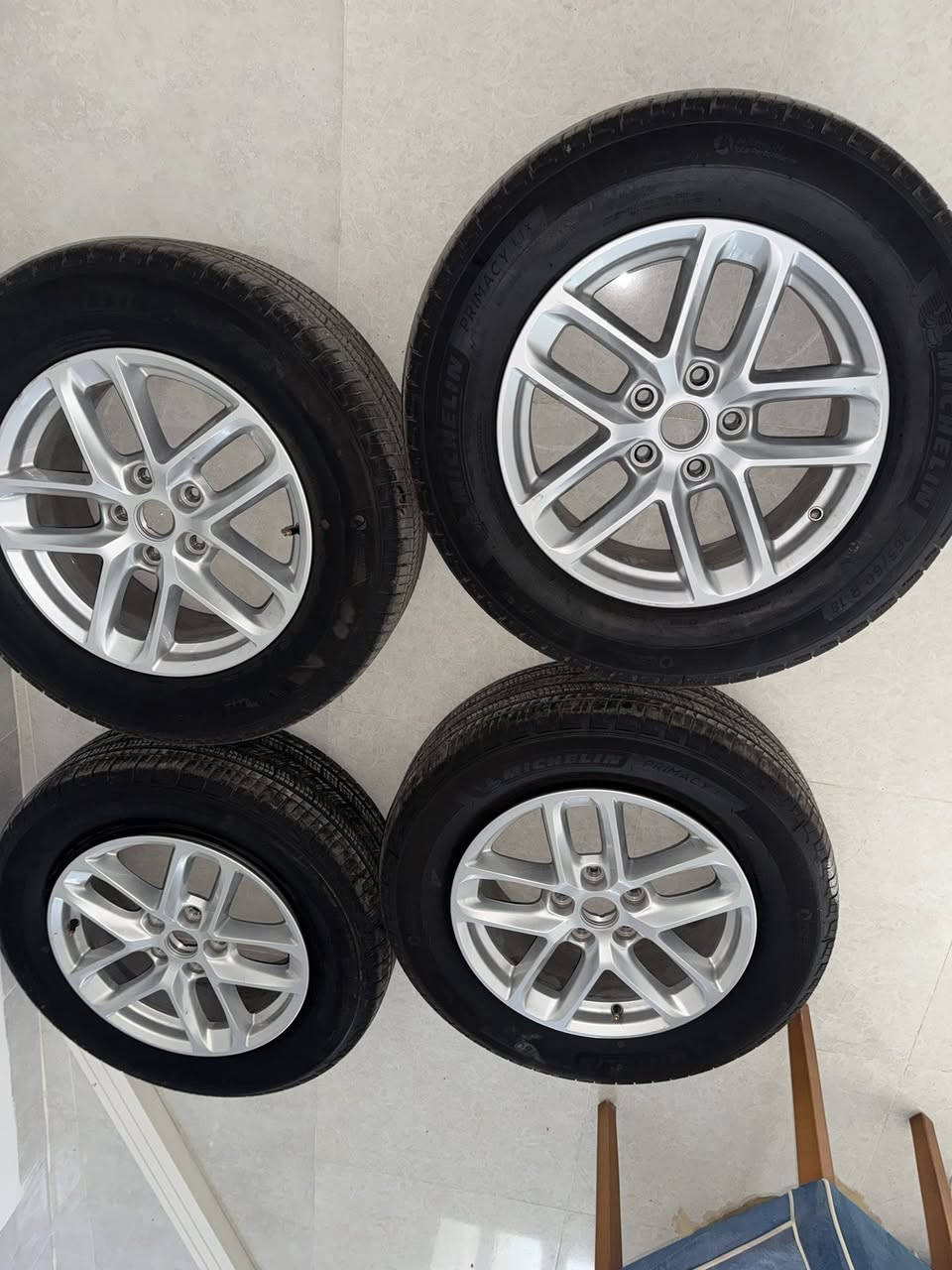 سلام عليكم
طايرات ويلات جيب لاريدو قياس 18
طايراط 1الف مايل ماشي عليها 
ماركة مالها MICHELIN 
ويلات حتة شخط مابي بيلادي 
***********
***********
