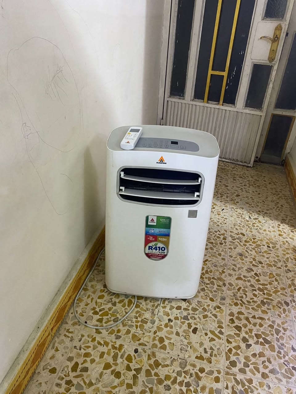 سلام عليكم 
سبلت للبيع نظيف جدا اخو الجديد 
السعر 200 بي مجال إن شاء الله 
مكاني الشعب ***********
