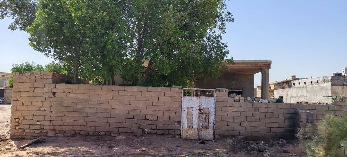 البيت البيع مساح 600 متر.. متكون من مطبخ.. وصاله.. وقرف.. ودواني.. وصحيات.... المكان حي حكيم ثاني قرب صيطرت الزبيديه..... الستفسار ***********
