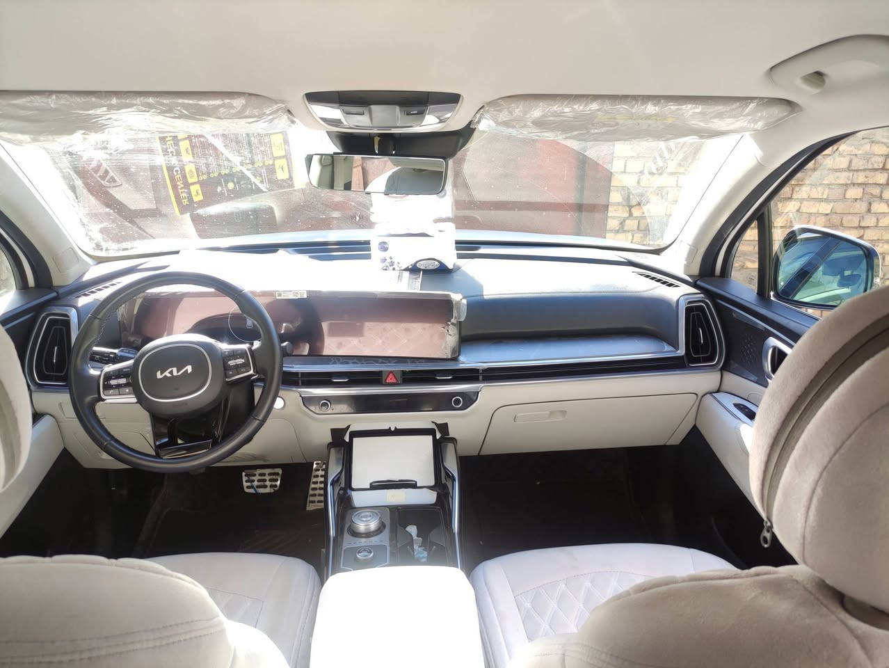 كيا سورنتو 2025 محرك ستة سلندر  3500 وارد خليجي رقم بغداد ماشية 18 الف كيلو
مواصفاتهه كثيرة ما اعرف بيهن بس الظاهر راح اذكرة
حساسات امامي وخلفي
كشن السائق والراكب كهربائي
مري شفط وصندوق كهربائي
كامرات عدد اثنين
ويل عشرين وداتاشو واوتو هولد
والكثير من المودات بالشاشة ما اعرف بيهن 
السيارة اخذتهه بالمراوس لذلك معلوماتي بالسورنتو بسيطة 
نتيجة الفحص بيهه بابين مبدلات شركة نفس اللون جهة العبري اثر حادث جانبي
السيارة مكفولة من الصبغ والبارد 
السعر ثلاث شدات غير قابل للتفاوض وخير الكلام ما قل ودل
السيارة موجودة بالبصرة اي استفسار اتصل 
اتصال وواتساب   ***********
اتصال فقط.    ***********
