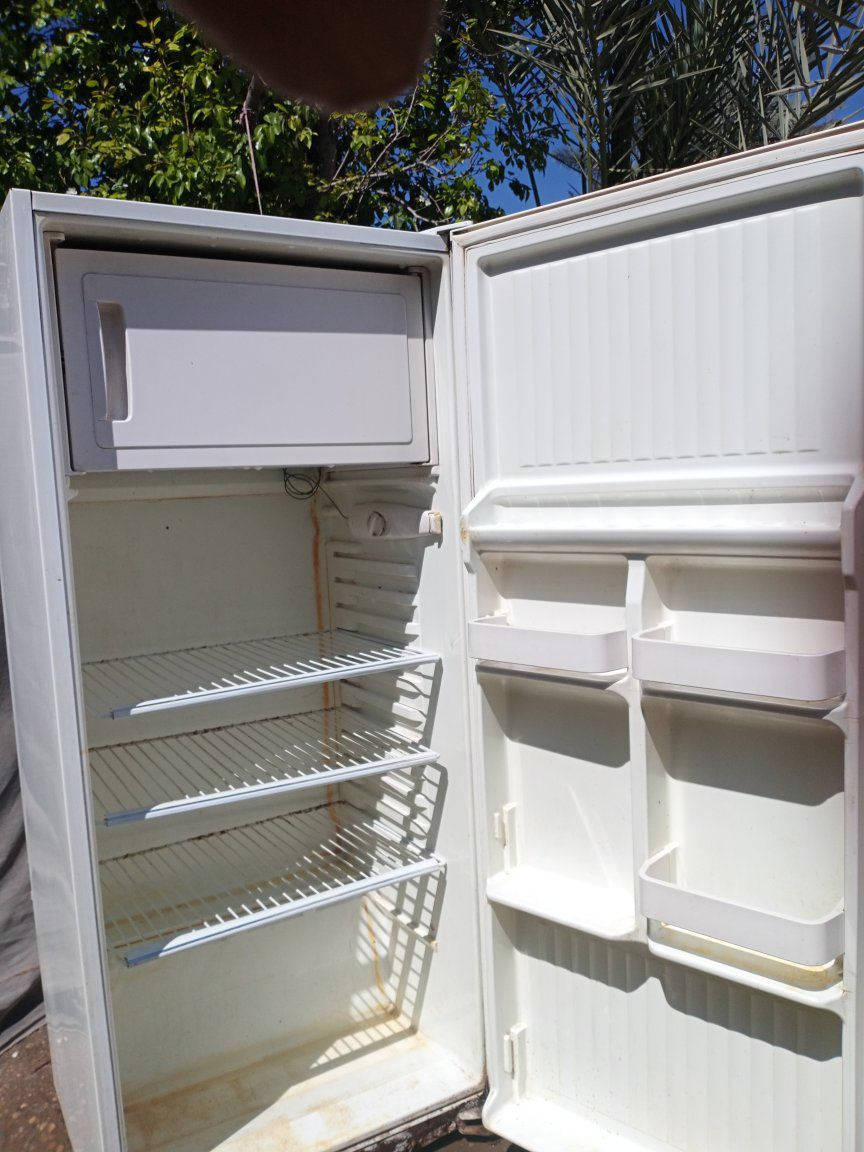 ركز وياي 
ثلاجه گريازي البلادي شغاله فقط تبريدهه ضعيف 
سعرهه 60 مكان الطليعه مو شراي لتراسلني


**إذا كنت صاحب هذا الإعلان وتريد حذفه لأي سبب، رجاءا أرسل رسالة إلى الدعم الفني**