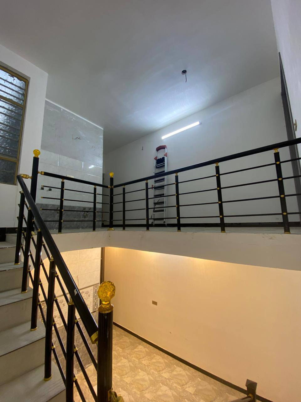 سلام عليكم يعلن مكتب حميد للاستثمار العقاري بيت للبيع مساحه 100 متر يحتوي على غرفتين نوم صاله ومطبخ وخدمات وحولي طابو زراعي سند 25 منطقه الدوانم قرب الشرطة الخامسه بصف الشارع الرئيسي السعر مناسب جدا 75 وبي مجال لاستفسار اتصل *********** ابو دموع
