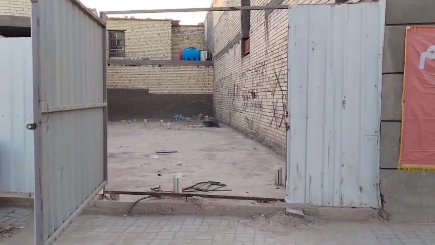يا الله السلام عليكم...
قطعة رفت للبيع المساحه (١٠٠ متر... واجهه ٥  ونزال ٢٠)
العنوان... الرئاسه شارع عشرين قبل لاتوصل شارع ام البنين على يسرى بشارع الساده مكان حلو وعلى شارع كما موضح بصور والفديو والشراي يراسلني ع واتساب او الاتصال ***********
