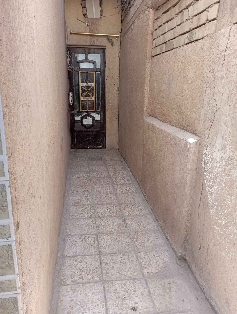 السلام عليكم مشتمل طابو صرف للايجار يفضل عائله صغيره 100متر طابقين غرفتين نوم وصاله ومطبخ كلدور صحيات كراج صغير سعر الايجار 300الف غير قابل للتفاوض مكانه الاكرمين قريب جدا على شارع ميزانية رائد الرئيسي قرب اسواق زيد الخفاجي رقم صاحب العقار ***********واتساب
