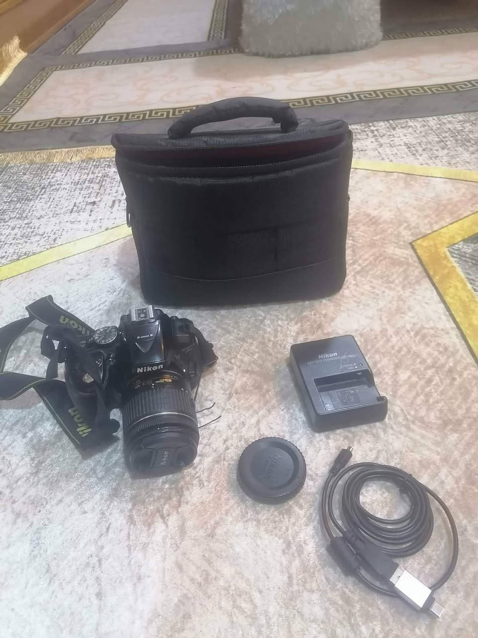 السلام عليكم كامره للبيع نيكون 5300 D نضيفه مال بيت الله شاهد عطله بس بيت الرام الاستفسار

 ***********
