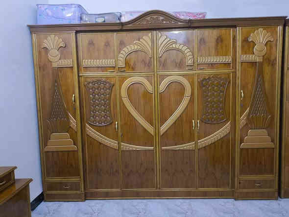 توجد غرفة نوم توج حطاطة متكونة من 5قطع نضافة فول خشب عراقي صاج داخل وخارج الغرفة جديده طك ستخدام شهرين وياها دوشك جديد السعر مليون وربع قفل العنوان الرمانة الاستفسار علرقم ***********
