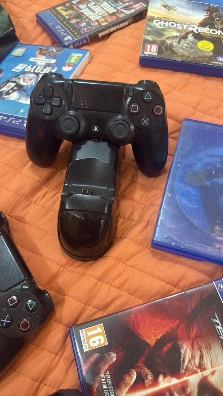 بلي 4 فات للبيع لك ستيكر
ويا اربع جوستكات 
و قاعدت شحن 
و 6 اقراص 
و الHDMI
واير البور 
السعر على الخاص***********
